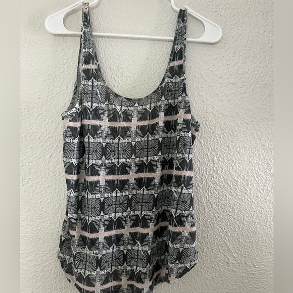 Joe’s flowy tank - Picture 1 of 3
